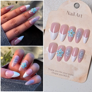 Details von 3D-Blumen und Wellenmustern auf rosa French-Almond-Nägeln mit Farbverlauf