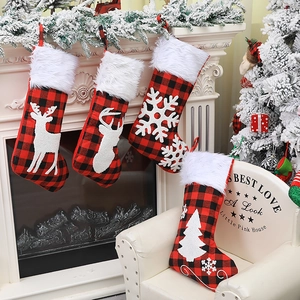 Chaussette De Noël Tissu À Carreaux Bordure En Fausse Fourrure Blanche Applique Renne Flocon De Neige Arbre Décoration Cheminée