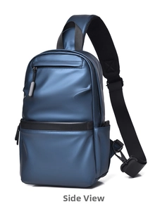 Detailansicht der wasserfesten dunkelblauen Brusttasche mit mattem Finish und Reißverschluss