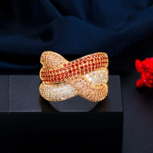 Anello in oro a reticolo con zirconi bianchi, rosa e rossi scuri in vista macro