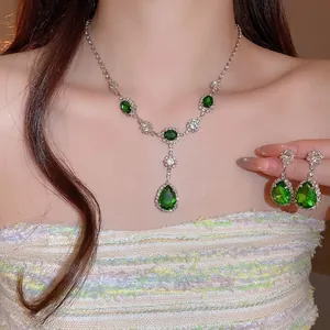 Set collana e orecchini vintage con gocce verde smeraldo e diamanti in argento lucido