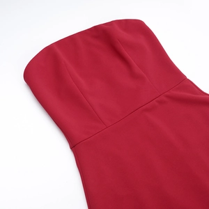 Détail de la robe rouge bustier avec empiècement en mesh et finitions de couture précises