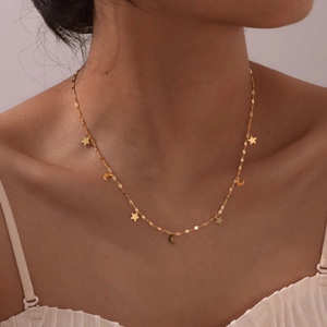 Collier ras de cou élégant en acier doré avec pendentifs étoile et lune pour femme