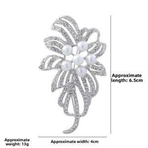 Détails de la broche fleur avec perles et strass indiquant les dimensions de 6,5 cm