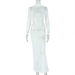 Détail d'une robe longue blanche moulante semi-transparente à col montant et manches longues