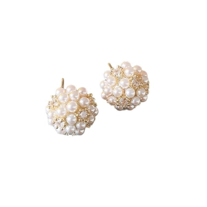 Orecchini a grappolo in oro con perle bianche e scintillanti pietre di zirconi cubici