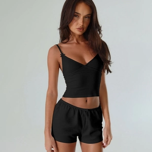 Détail du haut à col en V noir et du short à taille élastique assorti pour femme