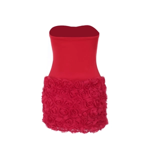 Detailansicht des roten Bandeau-Kleids mit 3D-Rosenblüten-Textur und floralem Saum