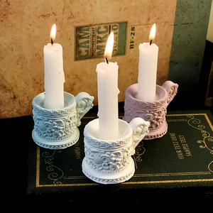 Juego de 3 portavelas retro con relieve floral y asas en blanco, azul y púrpura