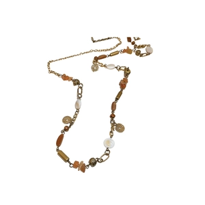 Collana vintage boho con monete d'oro, pietre arancioni e dettagli in conchiglia