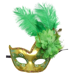 Dettaglio della maschera da ballo con piume verdi, glitter dorati e fiori