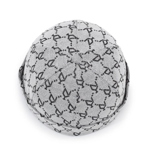 Vista dall'alto del cappello Miki grigio hip-hop con ricamo e design senza tesa