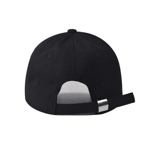 Détail de l'arrière d'une casquette en coton noir avec boucle métallique réglable