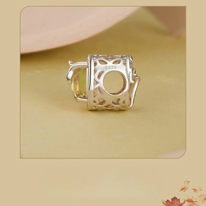 Détail macro du pendentif feuille de ginkgo en argent S925 avec or rose et pierres jaunes