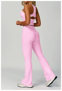 Completo yoga rosa con gilet scoperto e pantaloni svasati con bordo bianco a contrasto