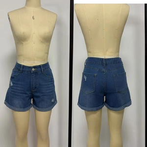 Vista frontale e posteriore degli shorts in denim a vita alta con orlo arrotolato