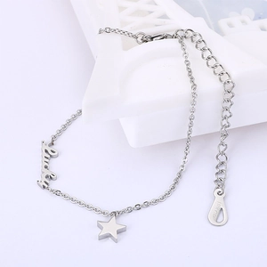Détail du bracelet étoile argenté avec breloque lucky et gravure 18KGP précise