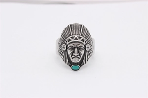Dettaglio dell'anello in argento con capo indiano, pietra turchese e piume incise