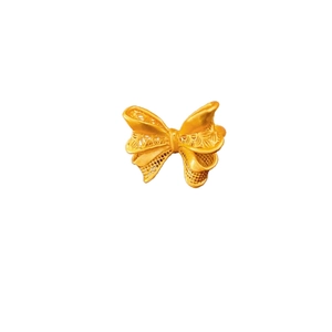 Bague ouverte élégante en forme de nœud doré avec motif filigrane ajouré sur fond blanc