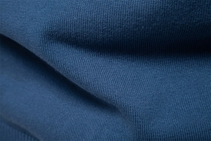 Vue macro d'un tricot de coton bleu marine montrant une texture douce et haut de gamme