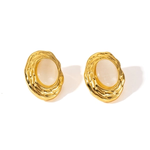 Détail des boucles d'oreilles ovales plaquées or 18K avec pierres œil de chat translucides