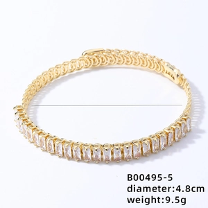 Gros plan sur le bracelet doré ajustable avec zircons baguettes et chaîne à maillons anneaux