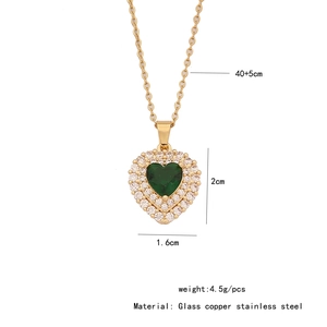Détail du pendentif cœur doré avec cristal vert et dimensions de 2cm sur 1,6cm