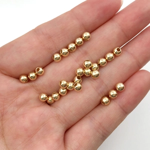 Goldene CCB-Abstandshalter-Perlen auf der Hand zur Größenbestimmung für DIY-Schmuck