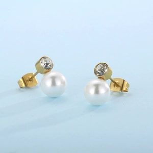 Détail de boucles d'oreilles en acier inoxydable 18K avec perles blanches et strass clairs