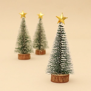Miniature green sisal Christmas trees with gold stars and wooden bases for holiday decor