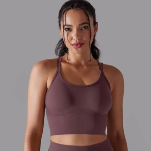 Détail de la brassière de sport avec large bande de compression côtelée en mauve