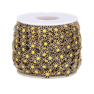 Detail of 10mm stainless steel daisy flower chain with yellow and black enamel finish
