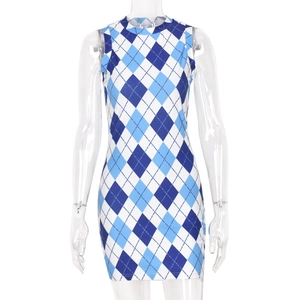 Détail de la robe moulante sans manches à carreaux bleus et blancs avec col rond