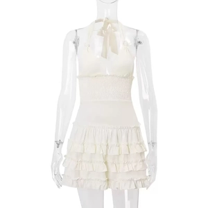 Detalle del vestido blanco de cuello halter con corpiño elástico y falda de capas