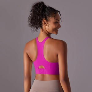 Détail du soutien-gorge de sport rose avec dos nageur et fermeture arrière réglable