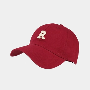 Dettaglio del berretto da baseball in cotone rosso scuro con toppa R ricamata vintage