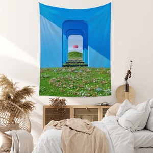Tapisserie artistique avec arches bleues et arbre rose dans une chambre chaleureuse