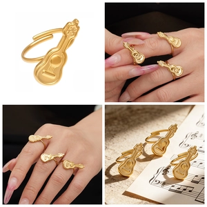 Detailansicht eines verstellbaren Gitarrenrings in Gold auf Notenblatt-Hintergrund
