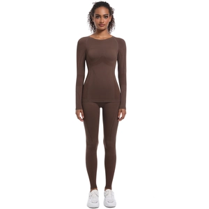 Dettaglio del set da yoga in maglia senza cuciture marrone scuro con top e leggings