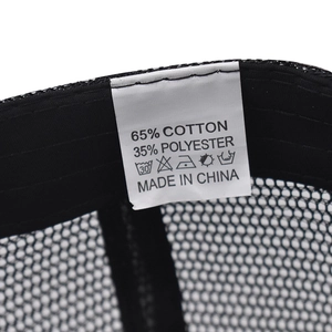 Gros plan sur l'étiquette d'entretien 65% coton et 35% polyester d'une casquette de baseball
