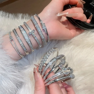Gros plan de bracelets cœur en zircon étincelant avec finition argent et pavé de luxe