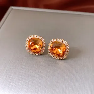 Élégantes boucles d'oreilles carrées en ambre plaqué or 18k avec halo de zircons