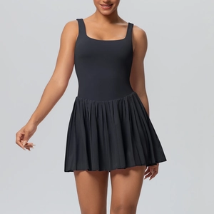 Détail de l'encolure carrée et bretelles larges sur la robe de tennis noire plissée