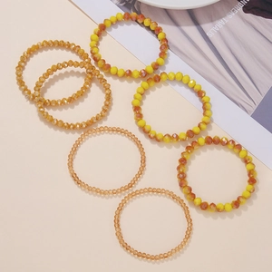 Detailansicht des 7er-Sets böhmischer Perlenarmbänder in warmen Orange- und Bernsteintönen