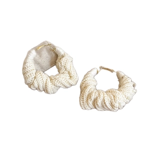Élégantes boucles d'oreilles créoles en tricot crème avec crochets dorés style bohème