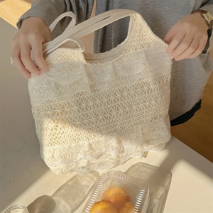 Détail du sac cabas en dentelle crème avec volants multicouches et texture tissée