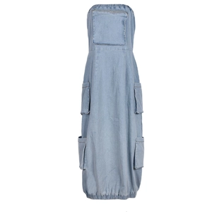 Dettaglio abito a fascia in denim blu con tasche cargo e orlo con coulisse regolabile