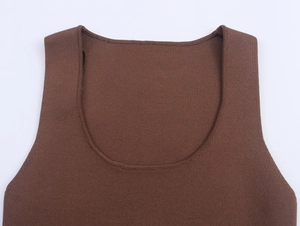 Vista dettagliata della trama in maglia marrone e dello scollo alto dell'abito elegante
