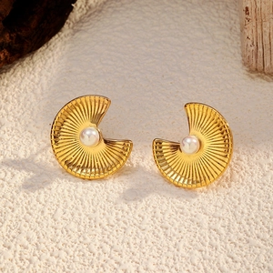 Detail of 18k gold plated fan-shaped earrings with central pearl and ribbed texture