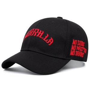 Berretto da baseball in cotone nero con ricamo Guerrilla rosso e slogan laterale